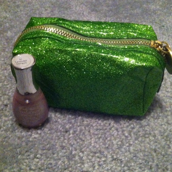 ❤❤❤SOLD❤❤❤Cosmetic bag and nail polish