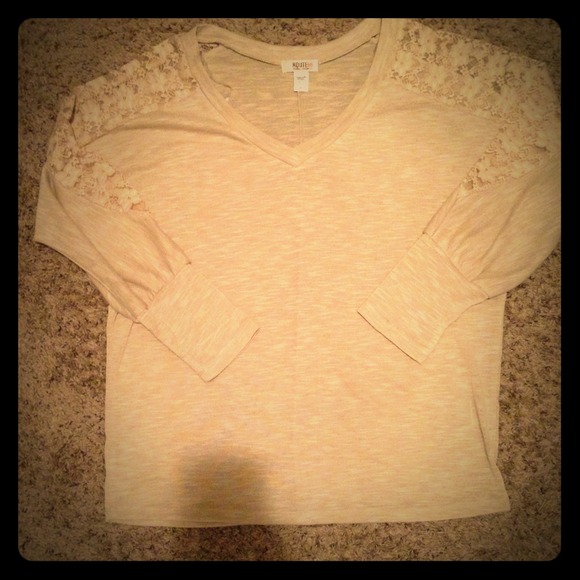 💢Sold💢Lace Shoulder Top