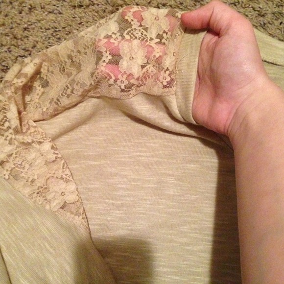 💢Sold💢Lace Shoulder Top - Picture 2 of 3