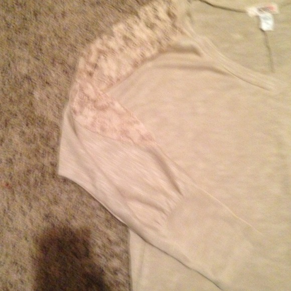 💢Sold💢Lace Shoulder Top - Picture 3 of 3