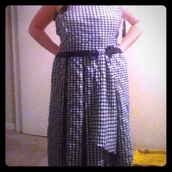 Black and white strapless sun dress.