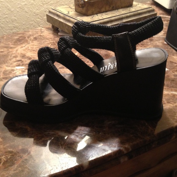 Luc Berjen Paris black wedges - Picture 2 of 4