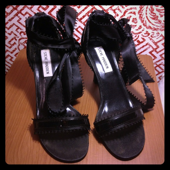 Steve Madden Wrap Around Sandals