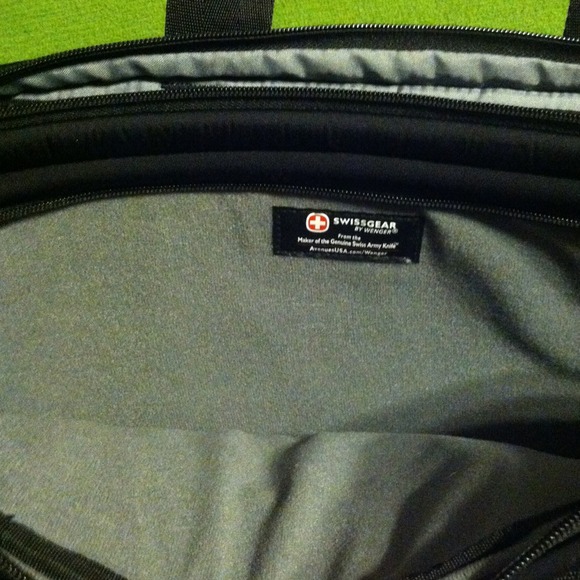 REDUCED$$$Swiss Army Gear 17" laptop messenger bag - Picture 3 of 4