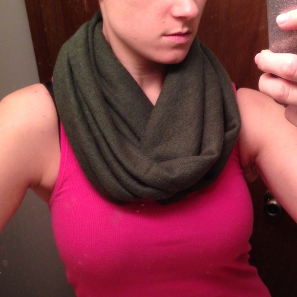 *Traded* NWT! Hunter green infinity scarf.