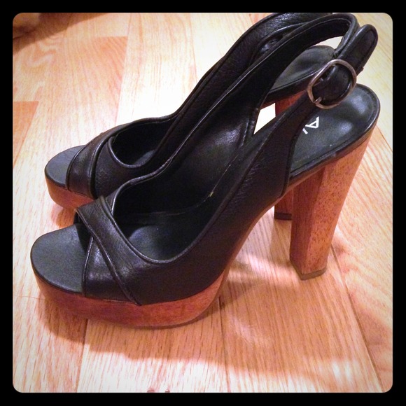 Cute and comfy Aldo heels - Picture 1 of 4