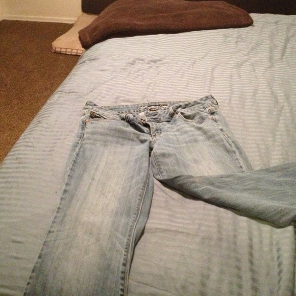 Light wash American eagle jeans