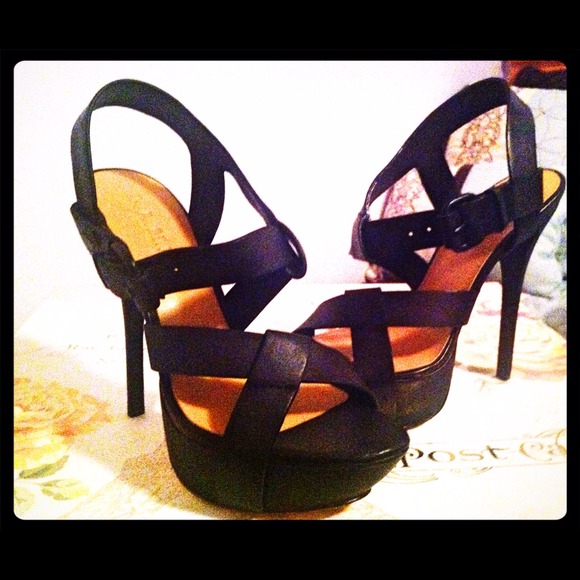 NWT Gorgeous L.A.M.B leather black heels