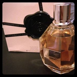 Viktor&Rolf Flowerbomb perfume