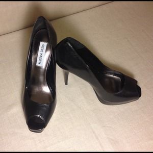 Steve Madden Peep-Toe