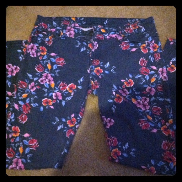 --->SOLD IN BUNDLE<--- floral skinny jeans!