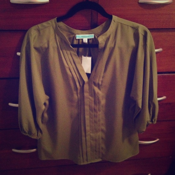 ❌SOLD❌Olive green pleated top (Small)
