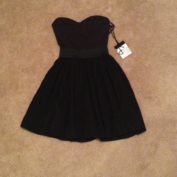 🚫SOLD🚫NWT strapless Steve Madden dress size XS