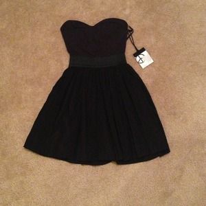 🚫SOLD🚫NWT strapless Steve Madden dress size XS