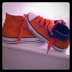 On HOLD ✋🎈🎈Orange converse
