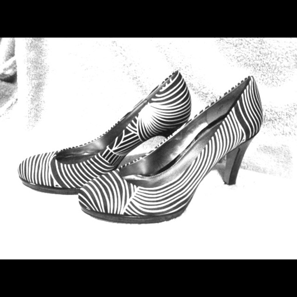 Classic pumps with a modern print