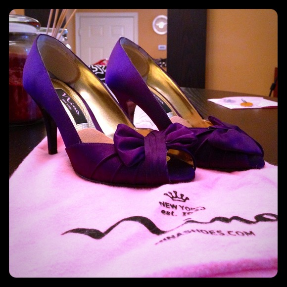 Purple Nina Peeptoe w/bow detail heels!