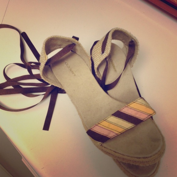 Striped strap wedge