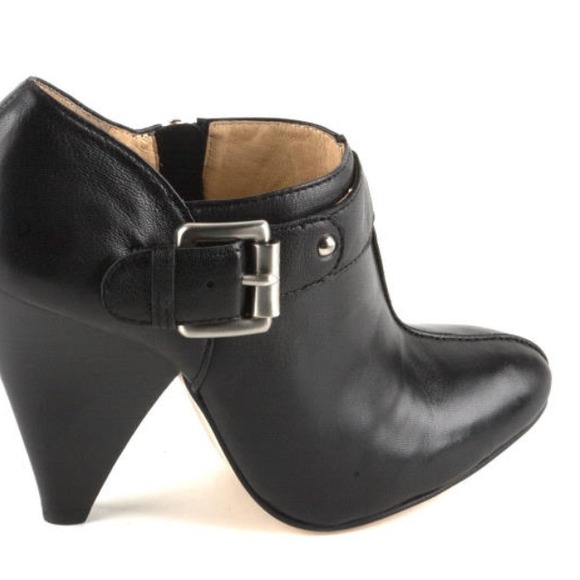 🔎♥Looking for these Michael Kors Shoes🔎♥ - Picture 2 of 2