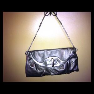 👜 Daisy Fuentes silver clutch like purse.