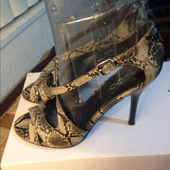 Snake Print High Shoes - Picture 2 of 3