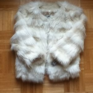 Faux fur ivory-ish 3/4 sleeve jacket