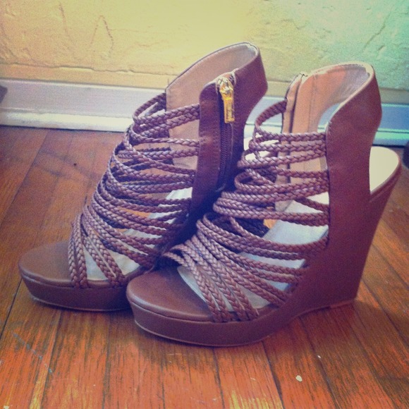 Brown braided wedges with gold zipper
