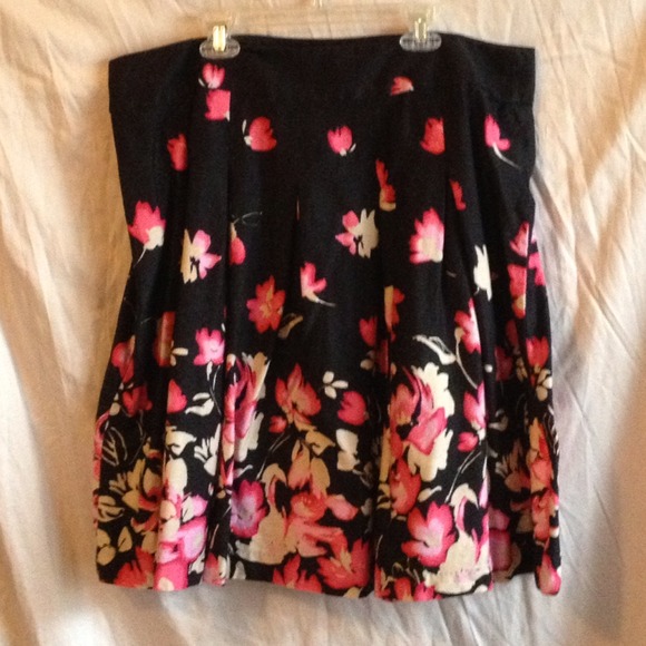 Adorable black skirt