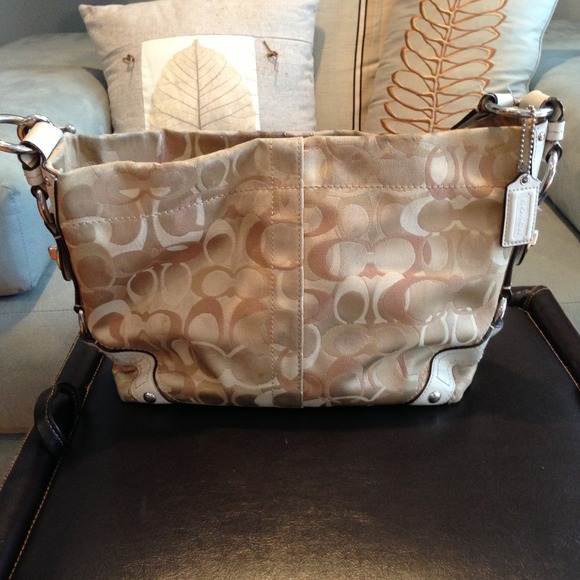 🚫Sold!!🚫Authentic coach signature Carly