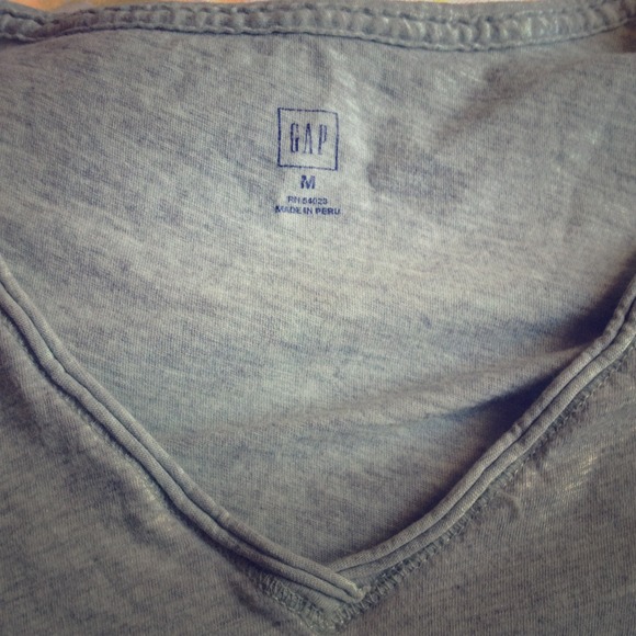 ⛔️sold⛔️Gap v-neck tee
