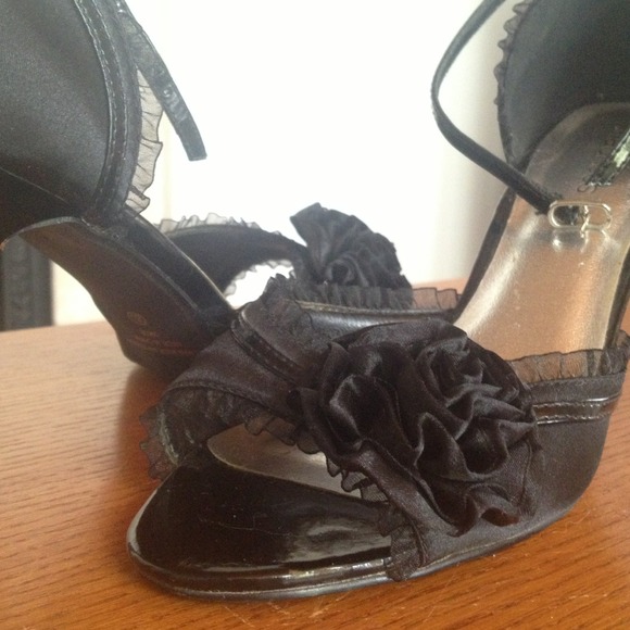 Black ruffle-detail heels! - Picture 2 of 4