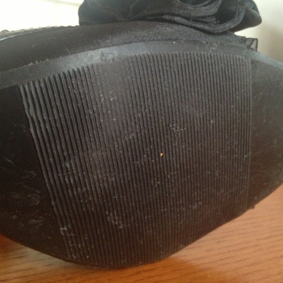 Black ruffle-detail heels! - Picture 4 of 4