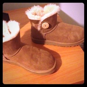 Chestnut bailey button Uggs