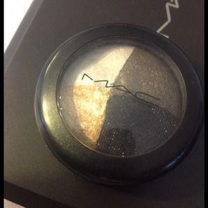 MAC MINERALIZE EYE SHADOW ASSEMBLAGE.