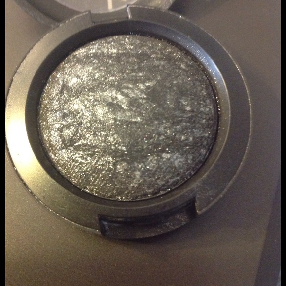 SOLD....MAC MINERALIZE EYE SHADOW CINDERFELLA - Picture 1 of 3