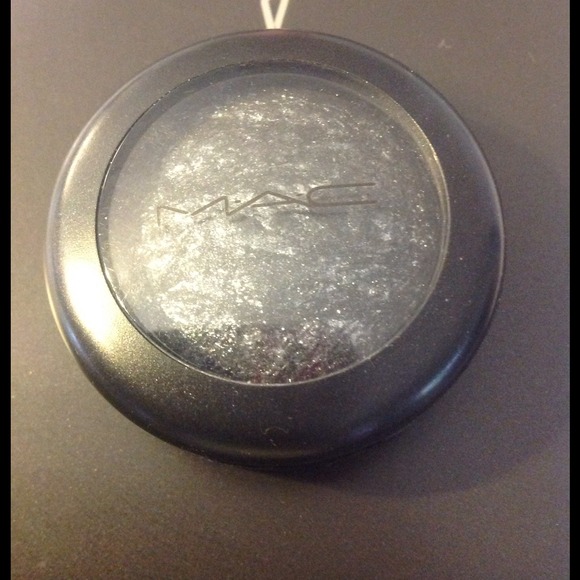 SOLD....MAC MINERALIZE EYE SHADOW CINDERFELLA - Picture 2 of 3