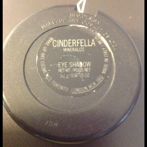 SOLD....MAC MINERALIZE EYE SHADOW CINDERFELLA - Picture 3 of 3
