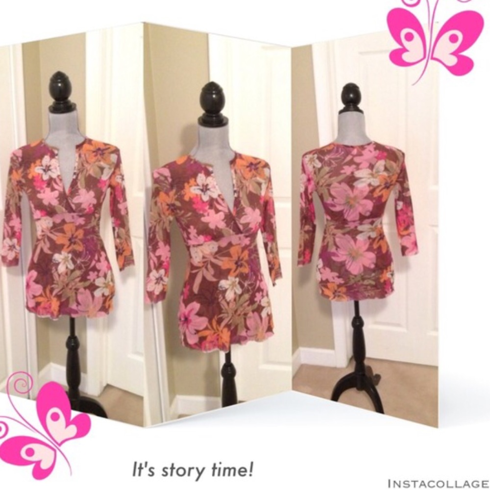 Floral light weight v-neck top. - Picture 6 of 6