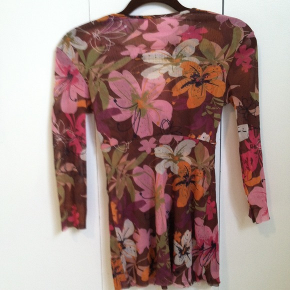 Floral light weight v-neck top. - Picture 2 of 6