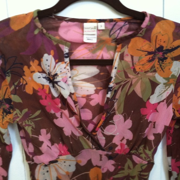 Floral light weight v-neck top. - Picture 3 of 6