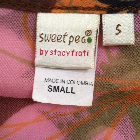 Floral light weight v-neck top. - Picture 4 of 6