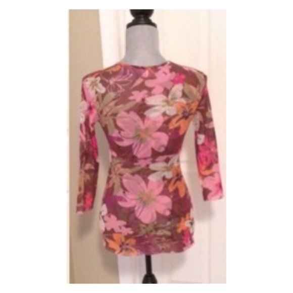 Floral light weight v-neck top. - Picture 5 of 6