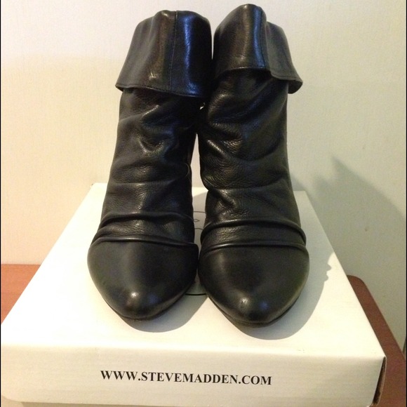 Steve Madden Aplegate Black Leather Booties - Picture 2 of 4