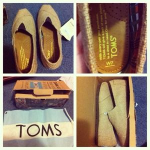 Brand new Toms