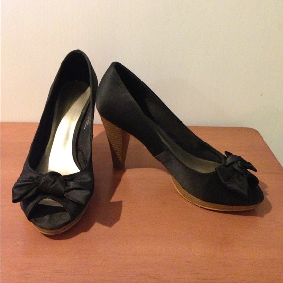 H&M Black Satin Heels with Bow - Picture 2 of 4