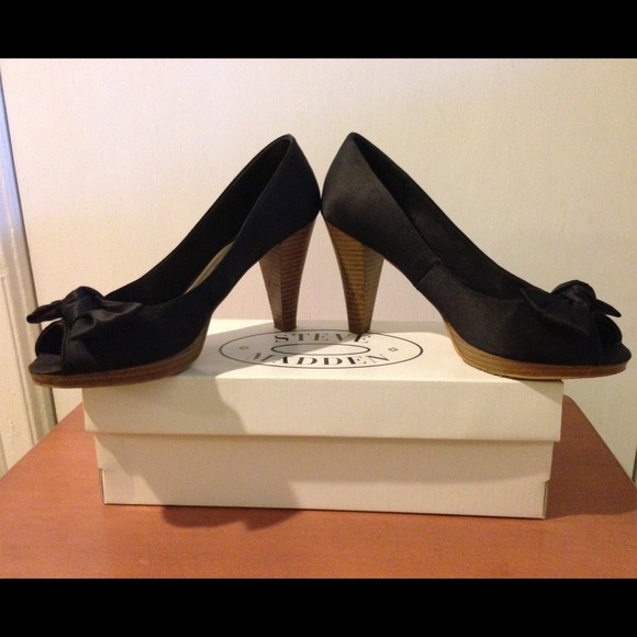 H&M Black Satin Heels with Bow - Picture 3 of 4