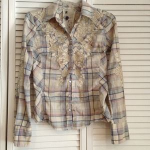 Sold!!🎉 button down with flowered embroidery