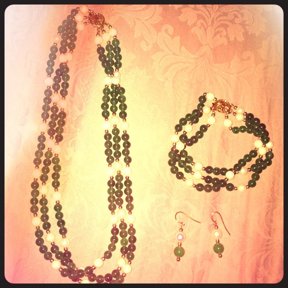 Beautiful jade and pearl set