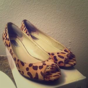 Open toe leopard print shoes