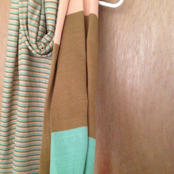 Stripe & Color-block Scarf - Picture 3 of 3